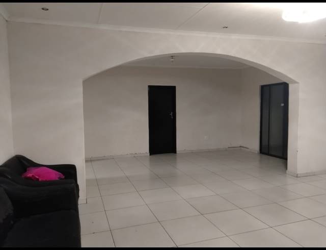 5 BEDROOM FREESTANDING FOR SALE IN FLAMWOOD